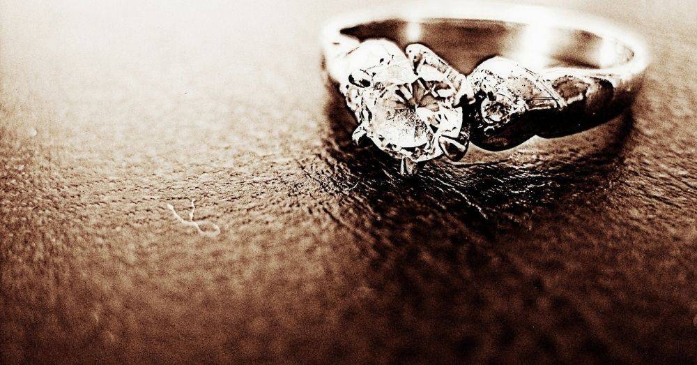 Here is our list of the best Shopify jewelry stores of 2019 for any crafters looking for inspiration.